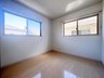 栄谷（和歌山大学前駅） 2480万円 ２階４．５帖の洋室 ２面に窓があり、採光・採風も確保できます。