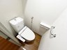 エクセルハイツ第二学園前 トイレはシンプルに清潔感のあるホワイトベースです。立ち上がりに便利な位置に手すりがあります♪