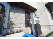 宝梅２（逆瀬川駅） 5780万円 宅配ボックス付きの機能門柱。 玄関廻りはお洒落で重厚感あるアクセント外壁です。