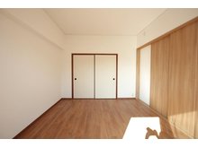 三陽ハイツ都島 バルコニーに面した明るい洋室です。広さは約7.2帖で主寝室にピッタリです。