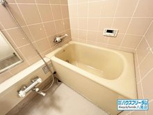 東大阪スカイハイツ 1日の疲れをゆっくりと癒していただける浴室☆優しいピンクのアクセントパネルが採用されています♪お気に入りの入浴剤を使用すればさらにリラックスした空間になりそうです♪毎日のバスタイムが楽しみになります♪