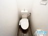 東大阪スカイハイツ ウォシュレット付きのお手洗いです♪毎日使用するトイレは、お掃除のしやすいすっきりとしたデザインです☆お好みのカバーなどを付けて、オシャレにアレンジするのも楽しみです☆