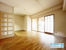 東大阪スカイハイツ リビングの建具は暖かみのあるブラウンの床材を使用しております♪ シンプルなデザインになっておりますので、家電や家具などのインテリアの色味も合わせやすく使いやすいデザインです☆