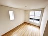 馬場２（樽井駅） 2130万円 ２階７帖、収納付き洋室 白ベースの壁紙とナチュラルな床色で温かみのある空間