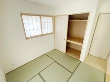 FIRST TOWN　姫路市飾磨区山崎　第５期　全３邸　【一戸建て】 現地写真（和室） 大壁仕様の新和室。くつろぎの空間です。