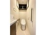 ライオンズ広島加古町 タンクレストイレ。すっきりした見た目だけではなく、お手入れのしやすいデザインです。 室内（2023年8月）撮影