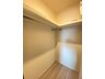 ライオンズ広島加古町 洋室にウォークインクローゼット。収納スペースの大小は、マンションライフの快適度を大きく左右します。居室に衣類など収納ができて、便利さを実感できます。 室内（2023年8月）撮影