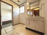 瀬戸町大字長和（備後赤坂駅） 1580万円 ゆとりの洗面スペースで朝の身支度もスムーズに。