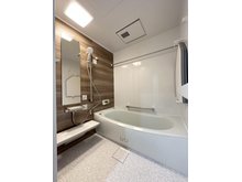 伴東１ 2780万円 浴室乾燥機機能付き1坪タイプのユニットバス☆ ユニットバスは、気密性にも優れています。そのため、冬場でもお湯が冷めにくく、暖かい空間を維持することができます。
