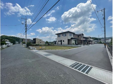 赤坂町大字赤坂（備後赤坂駅） 980万円 前面道路の私道は通り抜けのできないため、プライバシーに配慮された設計。