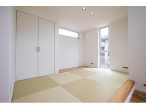 福山市赤坂町赤坂『ウエルネスタウン赤坂』 直接座ることができる小上がりの畳スペースは家事や子育ての色々なシーンなど、多目的に使えてとっても便利です。