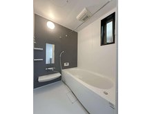牛田本町５（牛田駅） 5390万円 浴室乾燥機気の付き1坪タイプの浴室☆ ユニットバスは、気密性にも優れています。そのため、冬場でもお湯が冷めにくく、暖かい空間を維持することができます。