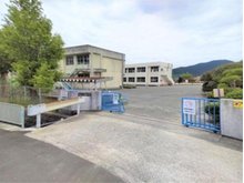 東松崎町 3280万円 防府市立国府中学校まで1850m 徒歩24分。