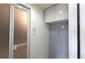 パサージュ福山南蔵王 洗濯機置場上部には吊り戸棚が設置されており、掃除用品や洗剤などをしまっておくことができます。