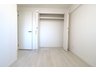 パサージュ福山南蔵王 どんなインテリアのテイストでもどんな家具色でも合わせやすい白を貴重とした洋室です。