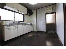 松永町３（松永駅） 780万円 壁付きキッチンのため、キッチンの背面にダイニングテーブルをレイアウトすると家事動線が短くなり、配膳や片付けを手早く行えますね。