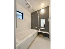 薬師が丘２ 3280万円 浴室乾燥機気の付き1坪タイプの浴室☆ ユニットバスは、気密性にも優れています。そのため、冬場でもお湯が冷めにくく、暖かい空間を維持することができます。