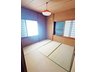 大字仁井令 780万円 1階4.5帖和室です。筆者の大好きな昭和レトロ照明があり、そのままでも十分素敵な空間です♪