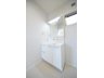 山本８ 2980万円 清潔感あふれる白を基調としたシャワー付洗面台と洗面室。収納棚もある余裕のスペース。窓もあり明るく通気も良いです。