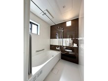 本浦町 4780万円 浴室乾燥機気の付き1坪タイプの浴室☆ ユニットバスは、気密性にも優れています。そのため、冬場でもお湯が冷めにくく、暖かい空間を維持することができます。