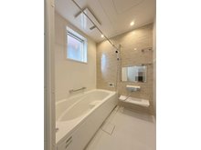 柳ケ丘 3800万円 浴室乾燥機気の付き1坪タイプの浴室☆ ユニットバスは、気密性にも優れています。そのため、冬場でもお湯が冷めにくく、暖かい空間を維持することができます。
