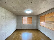 広江７（木見駅） 1680万円 現地2022.5.23撮影 2階洋室　コンクリート仕様の壁紙がお洒落です
