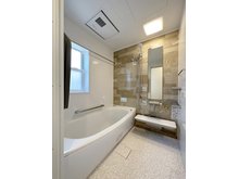 あさひが丘９ 2980万円 浴室乾燥機気の付き1坪タイプの浴室☆ ユニットバスは、気密性にも優れています。そのため、冬場でもお湯が冷めにくく、暖かい空間を維持することができます。
