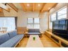 山本新町４ 3750万円 リビング天井は梁出し天井です。家具もリビングに合わせてトータルコーディネイトされています