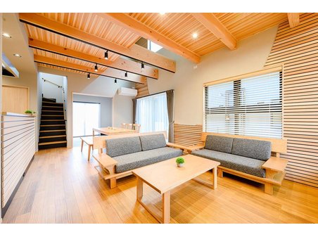 山本新町４ 3750万円 ソファーや食卓・TVなど家具付き住宅です。写真は1階リビングです