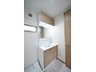 江波本町（江波駅） 3880万円 清潔感あふれる白を基調としたシャワー付洗面台と洗面室。収納棚もある余裕のスペース。窓もあり明るく通気も良いです。