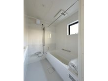 新庄町（安芸長束駅） 3980万円 浴室乾燥機気の付き1坪タイプの浴室☆ ユニットバスは、気密性にも優れています。そのため、冬場でもお湯が冷めにくく、暖かい空間を維持することができます。