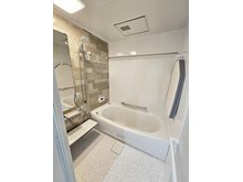 宮島口西３（宮島口駅） 3180万円 浴室乾燥機気の付き1.25坪タイプの浴室☆ ユニットバスは、気密性にも優れています。そのため、冬場でもお湯が冷めにくく、暖かい空間を維持することができます。