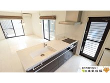 黒川 2090万円 オープンキッチンのあるLDKは3面採光・モノトーン内装で開放感のあるくつろぎの住空間