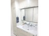 錦町（湯田温泉駅） 3280万円 脱衣室の隣の部屋の洗面所です。幅のしっかりとある洗面台です。