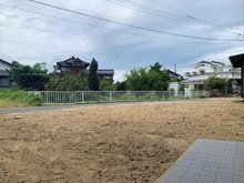 泉町 980万円 庭木を撤去。車2台駐車可能です。
