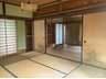 泉町 980万円 縁側から6帖和室二間を撮影。窓のある縁側と廊下で囲まれた和室は、心地よい風が通りそうですね。