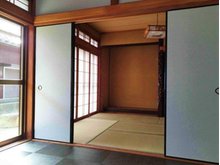東仁井令町　木造戸建 上記の部屋の続きの和室の部屋です、建具をのければ広々とした部屋になります♪