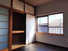 東仁井令町　木造戸建 2F西側の洋室です、天井と壁のクロスを貼り替えて黒っぽい床材にしました。収納もあります♪