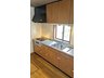 美東町真名 770万円 システムキッチンには小窓付きで明るく、料理が捗ります