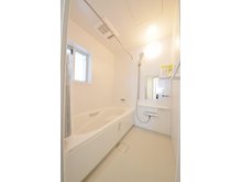 地御前３（地御前駅） 3495万円 浴室乾燥機機能付き1坪タイプの浴室☆ ユニットバスは、気密性にも優れています。そのため、冬場でもお湯が冷めにくく、暖かい空間を維持することができます。