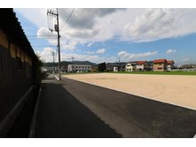 瀬戸町大字山北 980万円 これから新築される方は「今」だけでなく老後も視野に入れてみてはいかがでしょうか。複合施設に近接しているため、車を使わないエコ生活ができます。