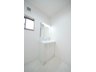 江波南２（江波駅） 3980万円 清潔感あふれる白を基調としたシャワー付洗面台と洗面室。収納棚もある余裕のスペース。窓もあり明るく通気も良いです。