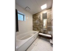 丹那町（宇品二丁目駅） 4880万円 1坪タイプの浴室☆ ユニットバスは、気密性にも優れています。そのため、冬場でもお湯が冷めにくく、暖かい空間を維持することができます。