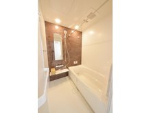 三筋２（楽々園駅） 3950万円 浴室乾燥機機能付き1坪タイプの浴室☆ ユニットバスは、気密性にも優れています。そのため、冬場でもお湯が冷めにくく、暖かい空間を維持することができます。