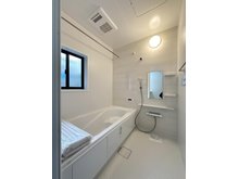 草津新町１（新井口駅） 5298万円 浴室乾燥機気の付き1坪タイプの浴室☆ ユニットバスは、気密性にも優れています。そのため、冬場でもお湯が冷めにくく、暖かい空間を維持することができます。