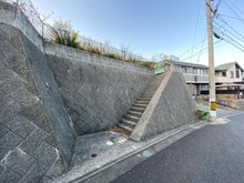 高須台２ 5777万5000円 現地（2022年04月）撮影 南側から階段で敷地内に入れます！