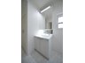千同３ 3680万円 清潔感あふれる白を基調としたシャワー付洗面台と洗面室。収納棚もある余裕のスペース。窓もあり明るく通気も良いです。