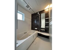 山本６ 3300万円 浴室乾燥機気の付き1坪タイプの浴室☆ ユニットバスは、気密性にも優れています。そのため、冬場でもお湯が冷めにくく、暖かい空間を維持することができます。
