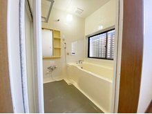 大字際波　戸建 ゆったりくつろげる浴室。窓があることで日常の衛生管理が便利です。