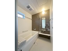 仁保１ 3880万円 浴室乾燥機気の付き1坪タイプの浴室☆ ユニットバスは、気密性にも優れています。そのため、冬場でもお湯が冷めにくく、暖かい空間を維持することができます。
